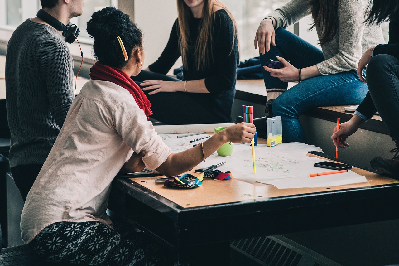 https://pixabay.com/de/menschen-m%C3%A4dchen-frauen-studenten-2557396/